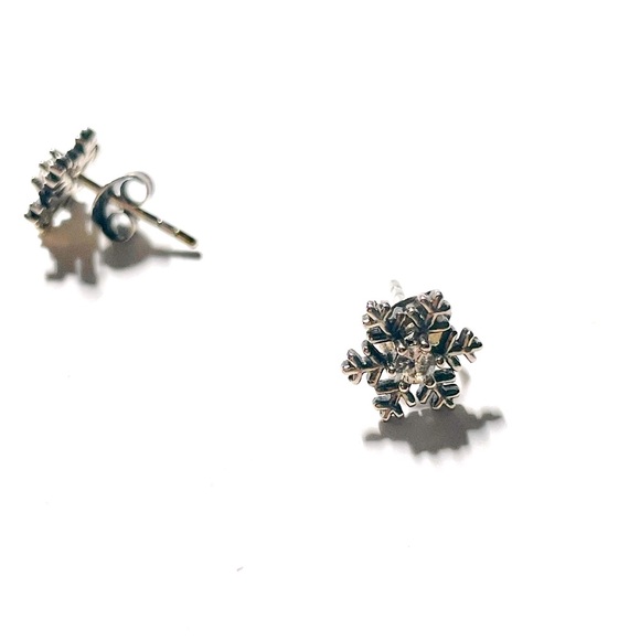 Micheal Hill Snowflake Silver Studs - Picture 1 of 4